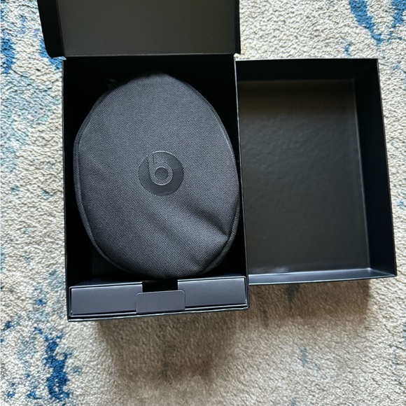 Beats Solo 3 NEW - Picture 3 of 6